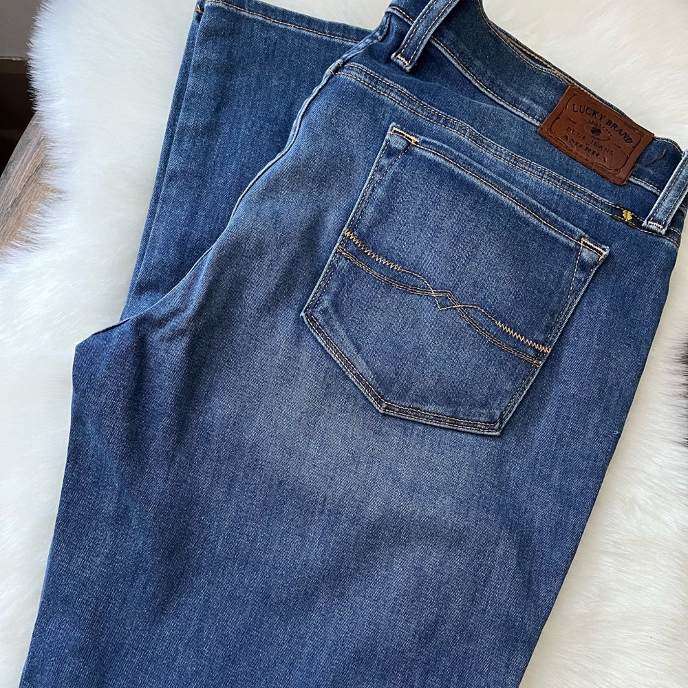 NWOT Lucky Brand 🍀 Charlie straight jean